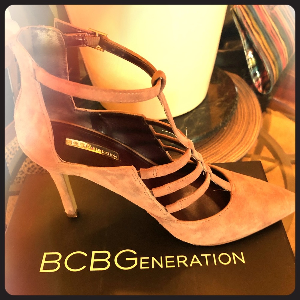 Chic and beautiful BCBG pumps